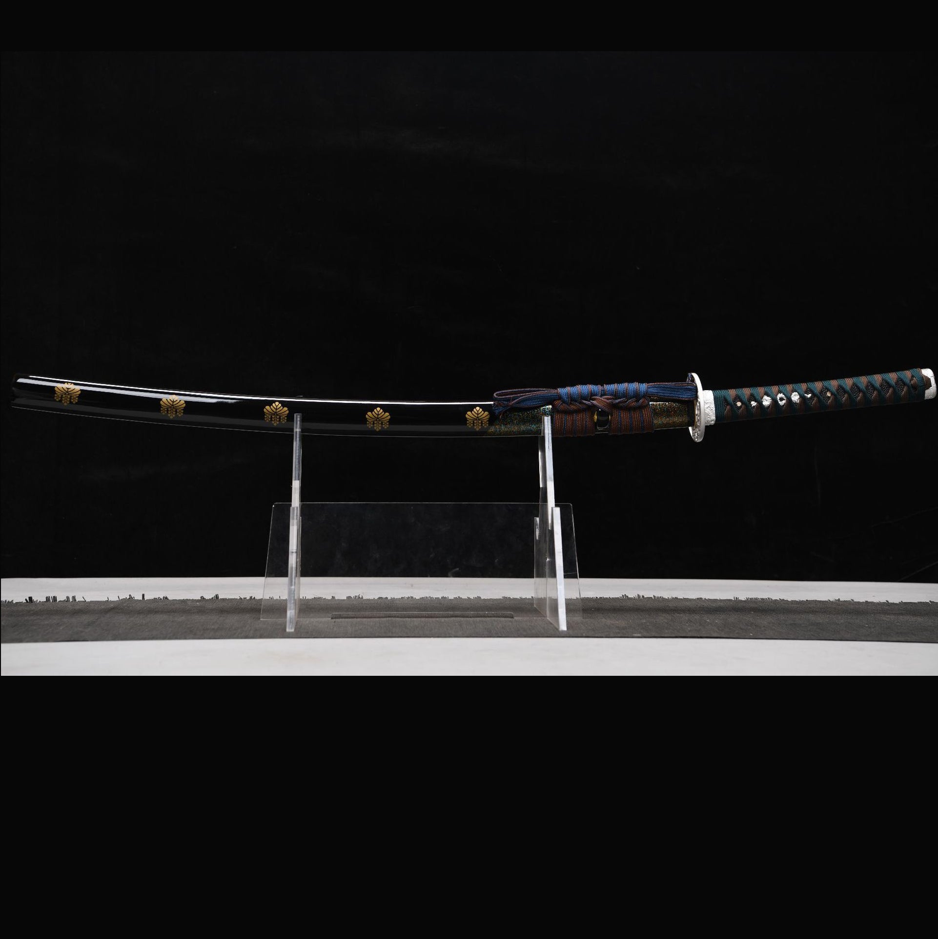 Gilded Resolve decorative katana close-up
